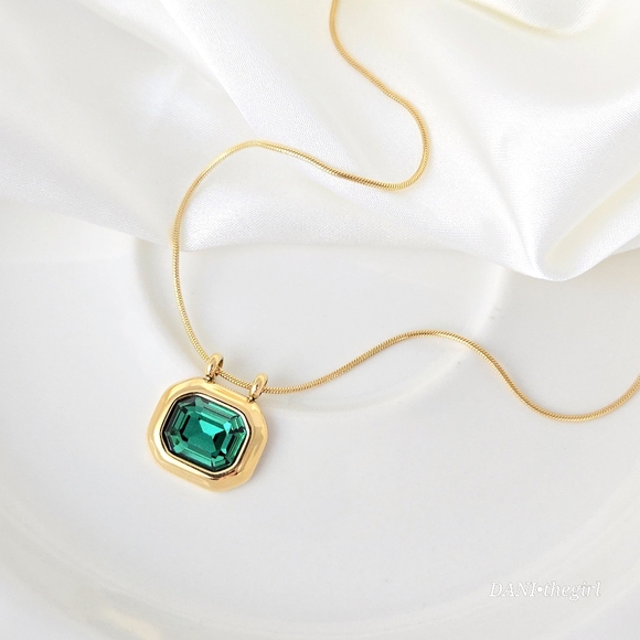 NEW Gold Dainty Snake Chain with Bezel Set Emerald Green Pendant Necklace - Picture 6 of 6